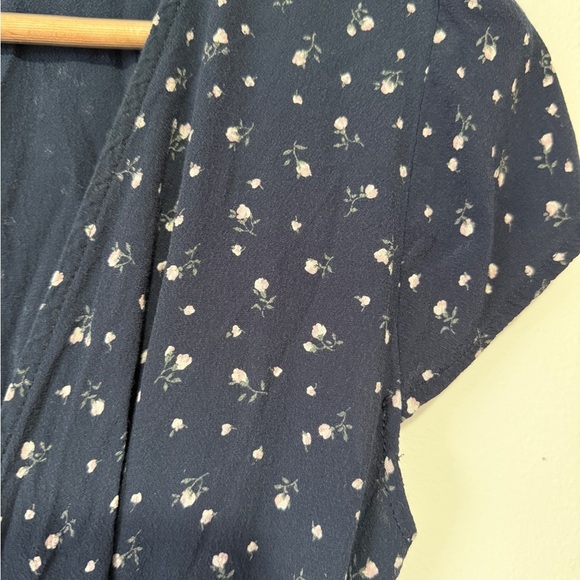 Brany Melville Blue Floral Wrap Robbie Dress with V-Neck and Flutter‎ Sleeves - Picture 4 of 5